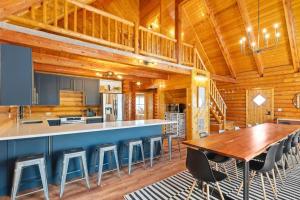 - une cuisine avec une grande table et des chaises dans l'établissement Large Elegant Reunion Cabin by Lake and Ski Resort, à Panguitch