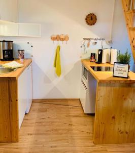 eine Küche mit Arbeitsflächen aus Holz und einem Herd mit Backofen in der Unterkunft Ferienwohnung Ottokar Familie Dust Nähe Neubrandenburg in Knorrendorf