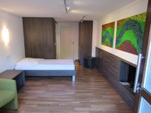 ein Schlafzimmer mit einem Bett und einem TV. in der Unterkunft B&B Appartements Bischof & Bürk GbR in Tuttlingen