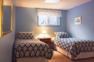 1 dormitorio con 2 camas y ventana en Dave & Honey's Accommodation, en Jasper