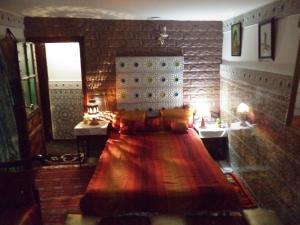 a bedroom with a bed and two sinks and a mirror at Dar Nouzha A in Fez