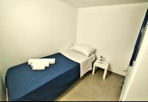 A bed or beds in a room at Calypso's Shell