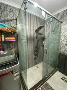 um chuveiro com uma porta de vidro num quarto em جاردينيا سيتي الماظه no Cairo