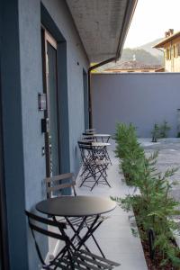 a row of tables and chairs on a patio at DiVino Rooms Deluxe in Sabbio Chiese