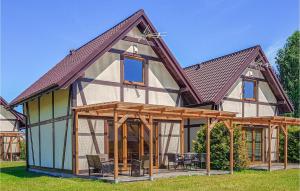 una vista exterior de una casa con techo de gambrel en Nice Home In Bialogra With Wifi, en Białogóra