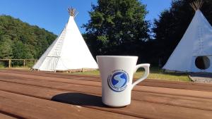 Zestaw do parzenia kawy i herbaty w obiekcie Glamping Wild Nature Bałtów