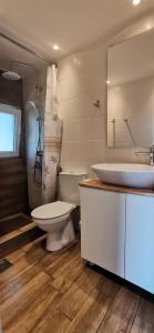 ein Badezimmer mit einem WC, einem Waschbecken und einer Badewanne in der Unterkunft Sopot Paradise in Sopot