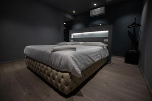 een slaapkamer met een groot bed in een donkere kamer bij DiVino Rooms Deluxe in Sabbio Chiese