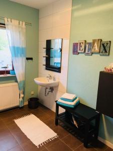 ein Badezimmer mit einem Waschbecken, einem WC und einem Waschbecken in der Unterkunft Ferienwohnung Ottokar Familie Dust Nähe Neubrandenburg in Knorrendorf