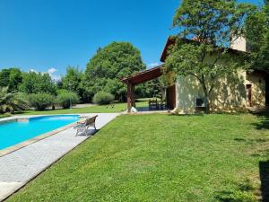 una casa con un patio con piscina en La Soleada en San Lorenzo