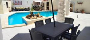 Bazen u objektu Malta Tourism approved home with private pool 34 galileo galilei ili u blizini