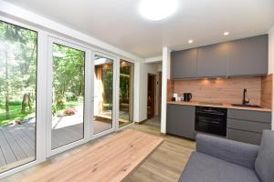 een open keuken met een woonkamer met glazen schuifdeuren bij Forest relax 