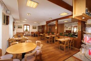 FrickにあるGasthof Adlerの木製のテーブルと椅子のあるレストラン、バー