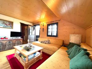 ein Wohnzimmer mit einem Sofa und einem Tisch in der Unterkunft das Bergerleben in Sonnenalpe Nassfeld