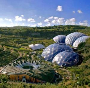 eine Gruppe von Kuppeln auf einem Feld mit Bäumen in der Unterkunft Sunningdale Lodge,St Mellion,Cornwall-FreeGolf&Spa in St Mellion