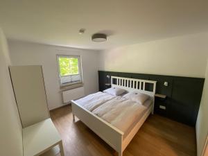 1 dormitorio con cama y ventana en Bergschlösschen Edersee en Waldeck