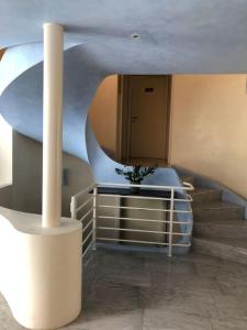 eine Treppe in einem Gebäude mit Topfpflanze in der Unterkunft BluVilla in Malvaglia
