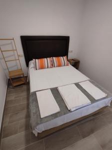 1 dormitorio con 1 cama grande con sábanas blancas en Casa do Vale - Casa Termal - Gerês/Xures, en Lobios