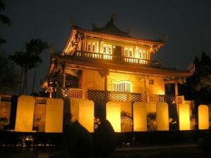 台南台南剑桥大饭店的建筑物在晚上点亮
