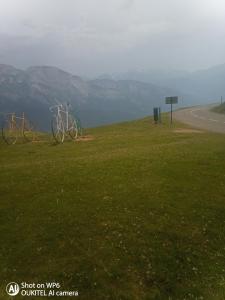 dwa rowery zaparkowane na poboczu drogi w obiekcie Afrique Appartement de 42m2 à la montagne w mieście Eaux-Bonnes