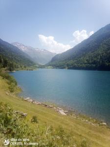 vistas a un lago con montañas en el fondo en Afrique Appartement de 42m2 à la montagne, en Eaux-Bonnes