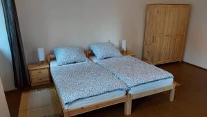 Letto o letti in una camera di Chalupa U Kolibříka