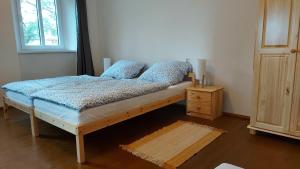 Letto o letti in una camera di Chalupa U Kolibříka
