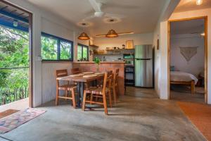 Kuchyň nebo kuchyňský kout v ubytování Casa Melina Torio Cozy upscale 2bd jungle House