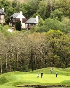eine Gruppe von Menschen, die auf einem Grün Golf spielen in der Unterkunft Sunningdale Lodge,St Mellion,Cornwall-FreeGolf&Spa in St Mellion