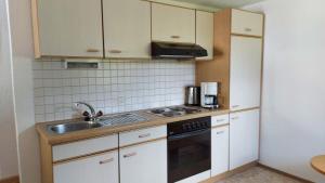 A kitchen or kitchenette at Appartment Florian Még 15 kép