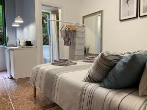 Posteľ alebo postele v izbe v ubytovaní Studio 25 apartment - near metro M3