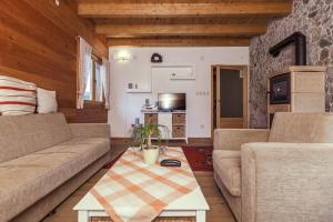 a living room with a couch and a coffee table at Chalet Sanjam Liku in Bužim