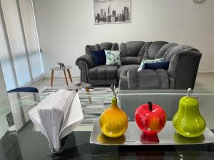 two fruits on a glass table in a living room at Ubicación ideal, Apartamento frente al CC Cacique in Bucaramanga