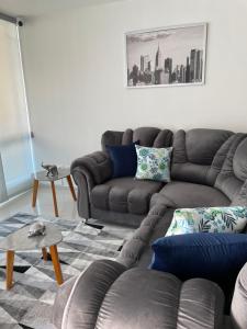 a living room with a brown couch at Ubicación ideal, Apartamento frente al CC Cacique in Bucaramanga