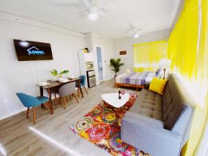 uma sala de estar com um sofá e uma mesa em Miami International by Lowkl em Miami Beach