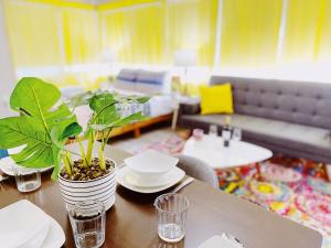 un soggiorno con tavolo e pianta di Miami International by Lowkl a Miami Beach