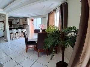 Kuchyň nebo kuchyňský kout v ubytování Alugo ótima casa , Centro Bombinhas! + 5 fotografií