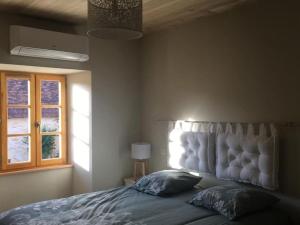 Posteľ alebo postele v izbe v ubytovaní La Maison de LAZ , maison de caractère entièrement rénovée 2022