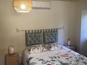 Posteľ alebo postele v izbe v ubytovaní La Maison de LAZ , maison de caractère entièrement rénovée 2022