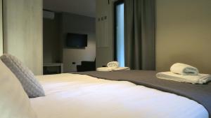- une chambre avec un lit et des serviettes dans l'établissement Old River Room, à Buzet