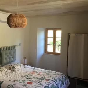 Posteľ alebo postele v izbe v ubytovaní La Maison de LAZ , maison de caractère entièrement rénovée 2022