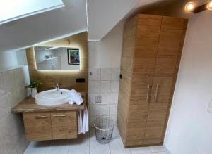 Ένα μπάνιο στο Ferienwohnung Heuberg