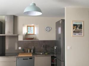 Kuchyňa alebo kuchynka v ubytovaní La Maison de LAZ , maison de caractère entièrement rénovée 2022