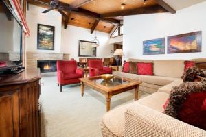 uma sala de estar com um sofá e uma lareira em Luxury 1 Bedroom Downtown Aspen Vacation Rental With Access To A Heated Pool, Hot Tubs, Game Room And Spa em Aspen