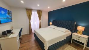 Televízia a/alebo spoločenská miestnosť v ubytovaní Gold Luxury Room