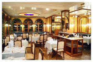 Ein Restaurant oder anderes Speiselokal in der Unterkunft Hotel du Roy 