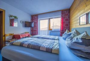 Ein Bett oder Betten in einem Zimmer der Unterkunft Garni Fischer