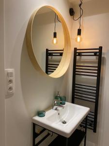 W łazience znajduje się umywalka i lustro. w obiekcie atelier2 w mieście Hamont