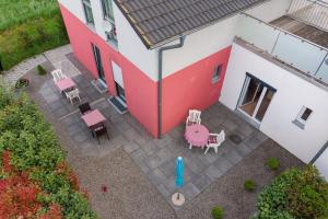 vistas panorámicas a un patio con mesa y sillas en Pension Victoria en Steinmauern