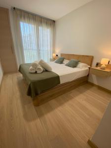1 dormitorio con 1 cama grande y toallas. en Move in Miragaia en Vigo